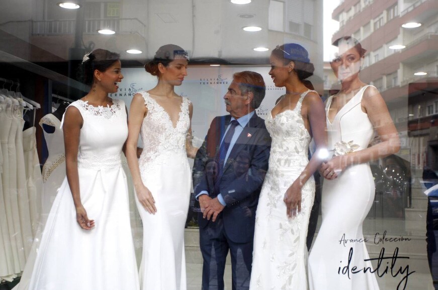 La capital del Besaya celebró el vigésimo aniversario de la asociación de comerciantes de La Inmobiliaria con un 'fashion show' de la diseñadora
