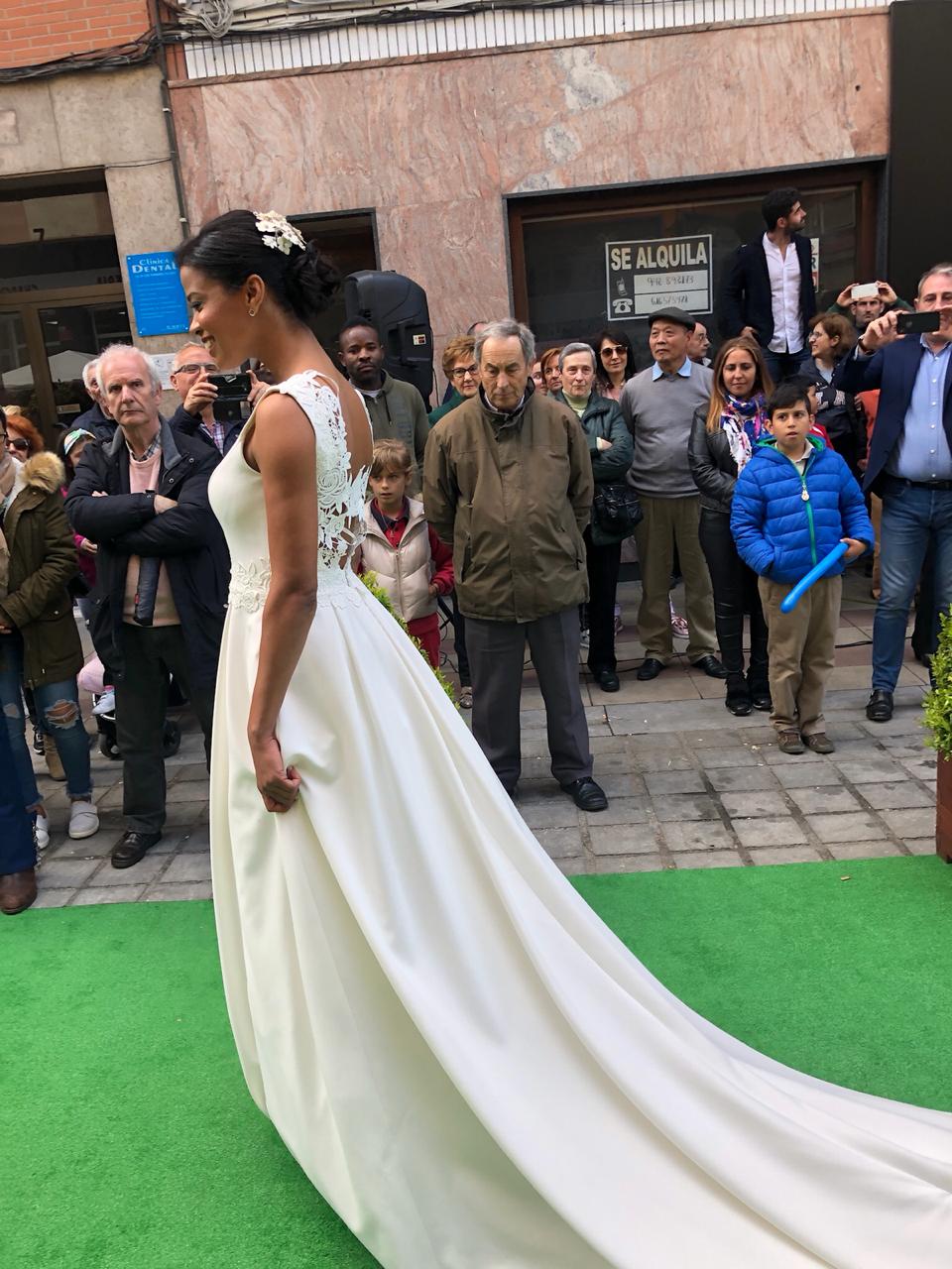 La capital del Besaya celebró el vigésimo aniversario de la asociación de comerciantes de La Inmobiliaria con un 'fashion show' de la diseñadora