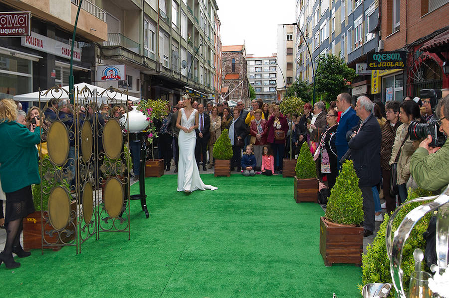 La capital del Besaya celebró el vigésimo aniversario de la asociación de comerciantes de La Inmobiliaria con un 'fashion show' de la diseñadora