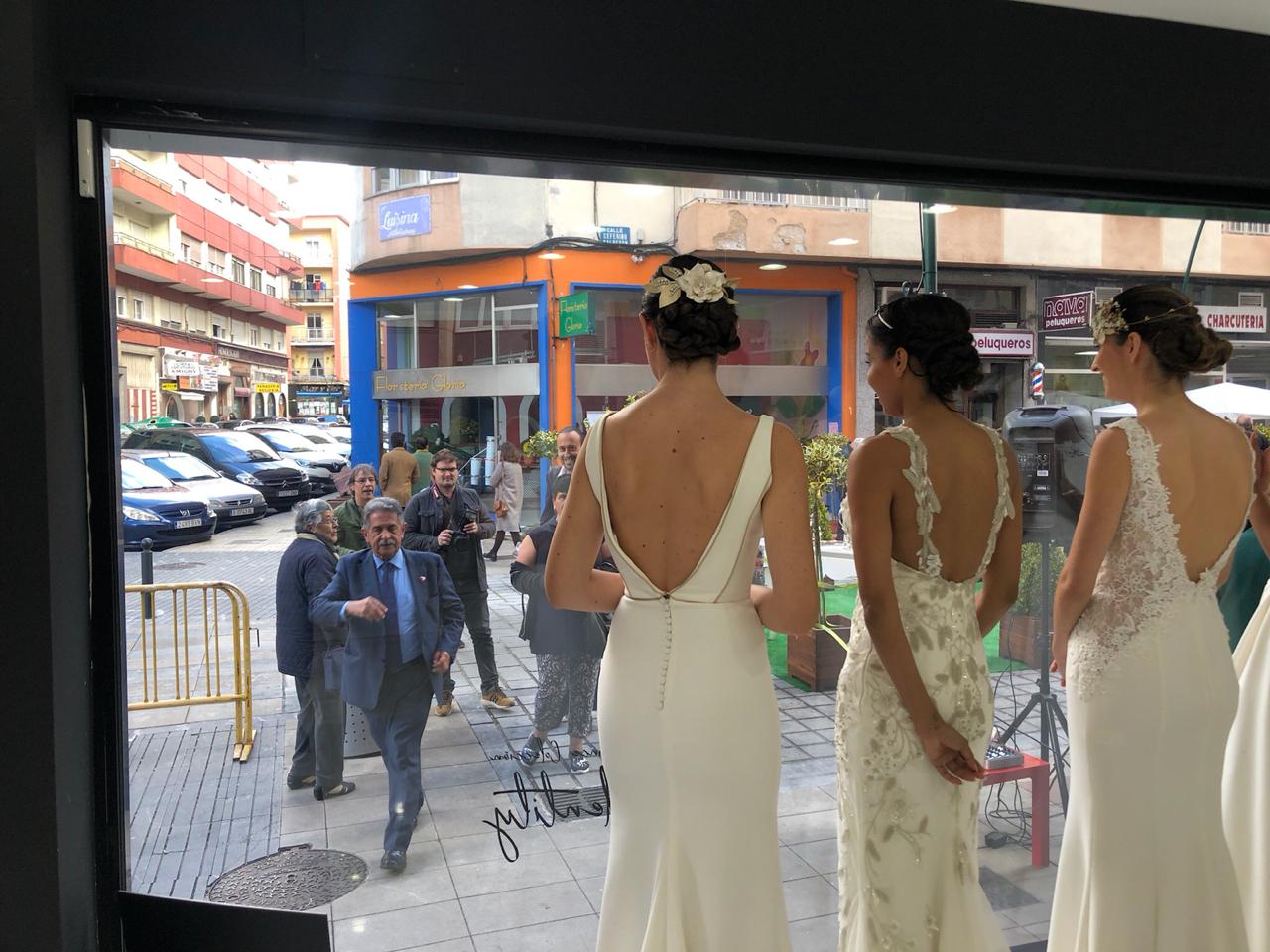 La capital del Besaya celebró el vigésimo aniversario de la asociación de comerciantes de La Inmobiliaria con un 'fashion show' de la diseñadora