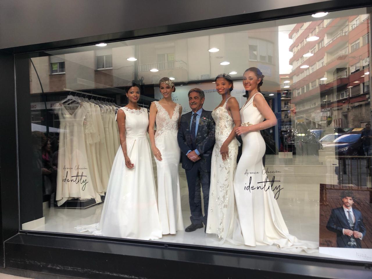 La capital del Besaya celebró el vigésimo aniversario de la asociación de comerciantes de La Inmobiliaria con un 'fashion show' de la diseñadora