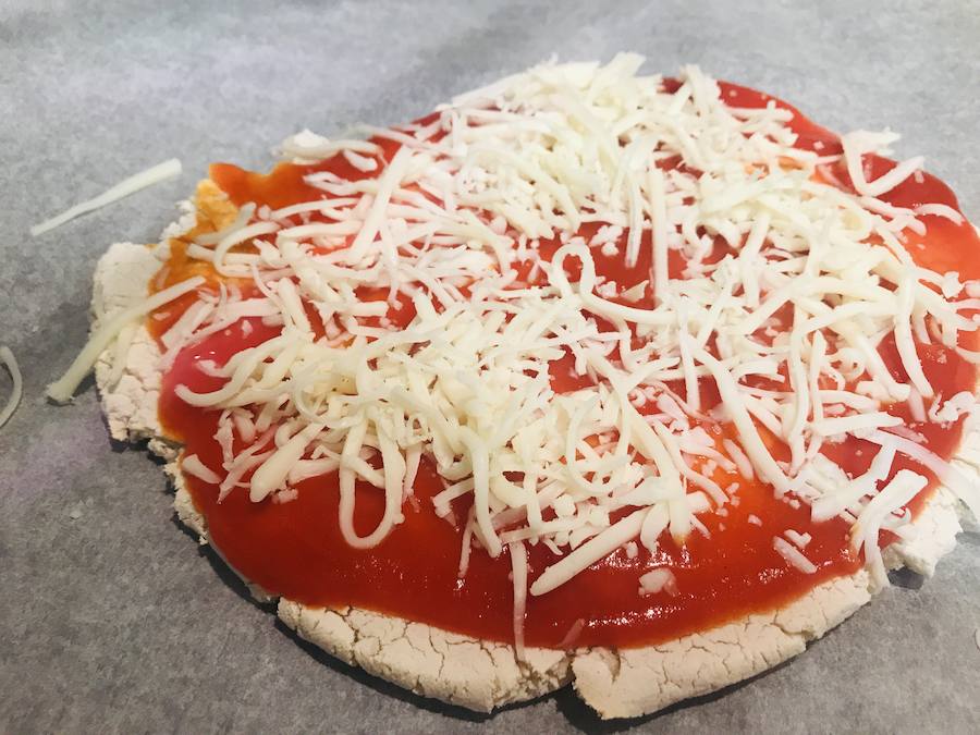 PIZZA DE TOFU. 11-Añadir el tomate y la mozzarella. 