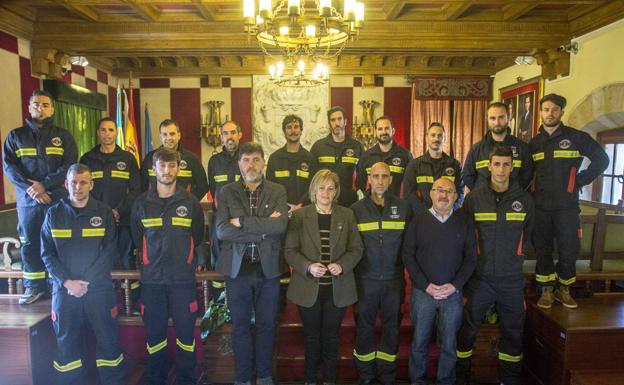 Toman posesión dos oficiales y once bomberos en el parque de Camargo