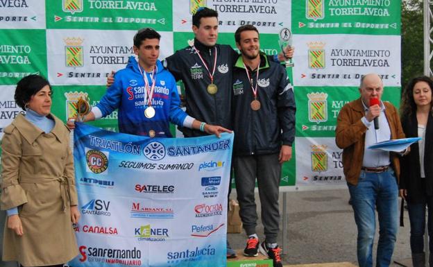 Imagen principal - Arriba, podio sub 23 masculino. Abajo, los podios junior masculino y femenino.