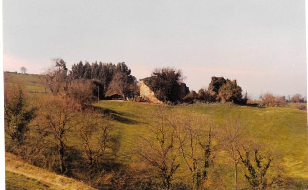 Imagen panorámica con las ruinas de la iglesia de San Francisco de Barrieta al fondo. 