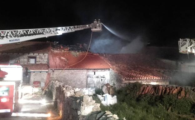 Un incendio calcina una vivienda en Campoo de Yuso y causa daños en otras tres