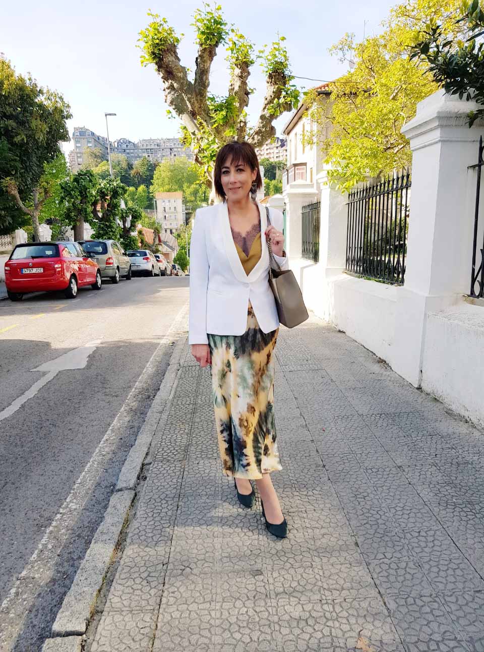 Falda al cuadrado. Aquí os muestro el estilismo con un top lencero, una 'blazer' y tacones para un look de esencia formal.