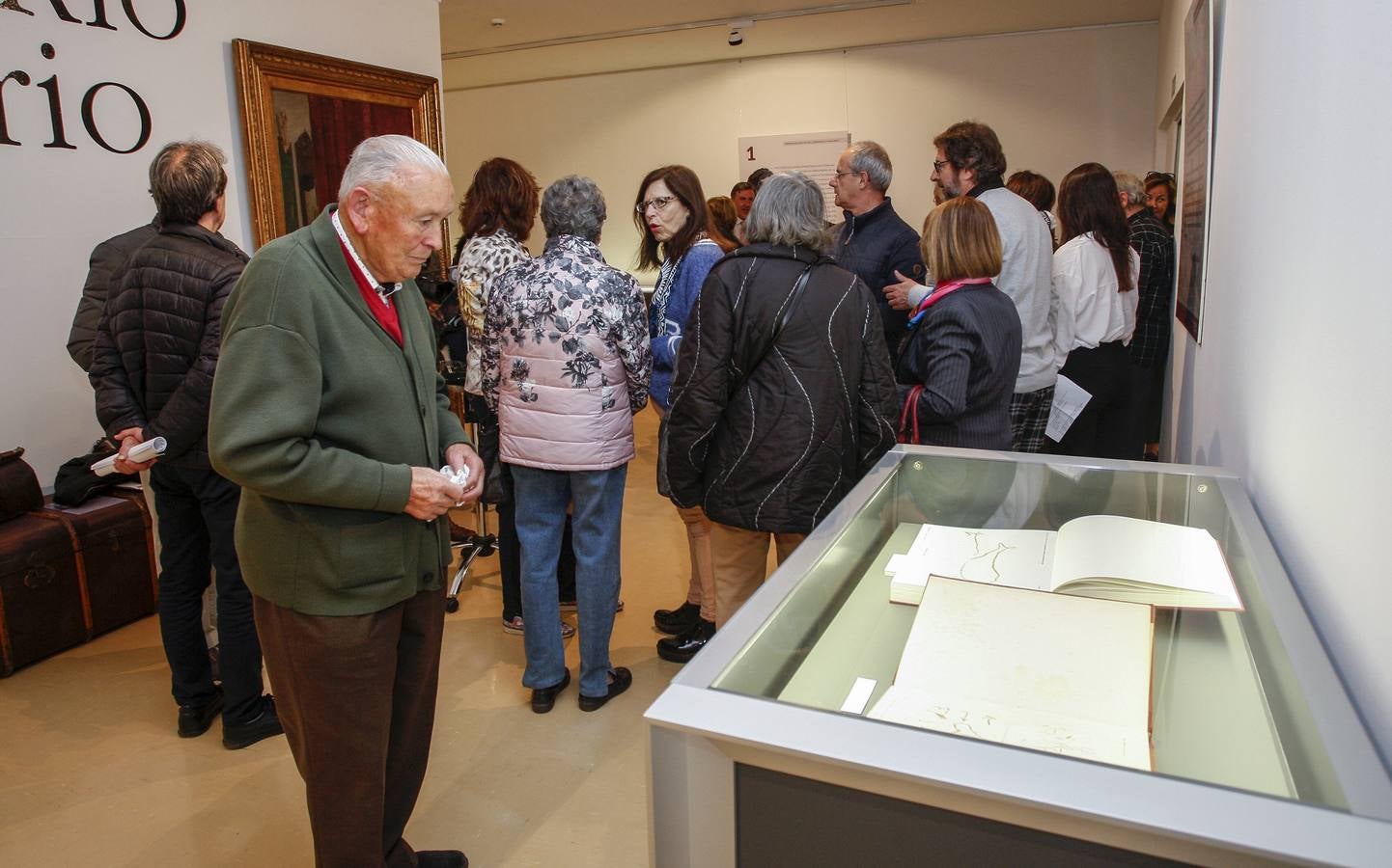 Numerosas personas asistieron ayer a la inauguración de la muestra que permanecerá abierta en la Casa de Cultura de Torrelavega hasta el 31 de agosto.