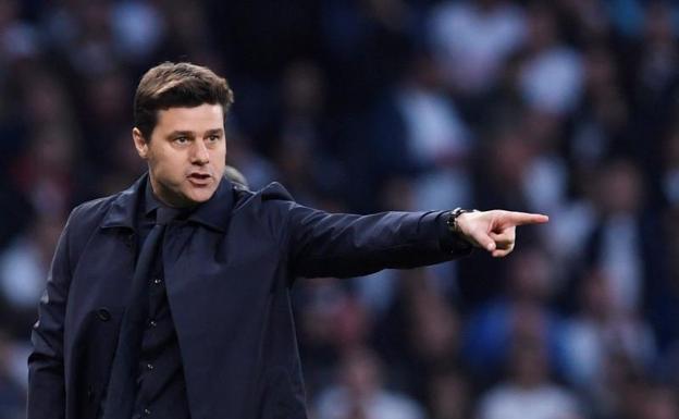 Mauricio Pochettino da instrucciones a sus futbolistas durante el partido de ida ante el Ajax. 