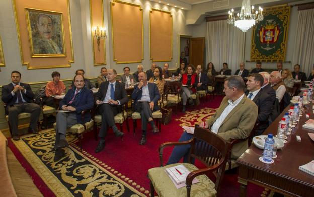 Pleno de la Cámara de Comercio del pasado 26 de marzo, en el que se renovó la Presidencia de Modesto Piñeiro, tercero por la izquierda. 