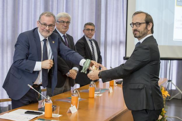 Javier Echávarri recoge de manos del rector de la Universidad la distinción de la Fundación Leonardo Torres Quevedo.