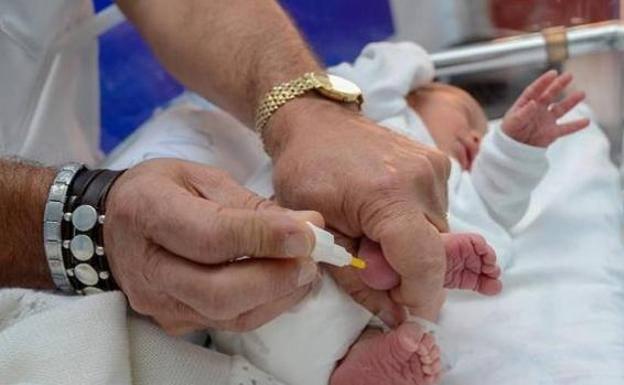 Cantabria amplía la 'prueba del talón' a los recién nacidos para detectar otra patología rara