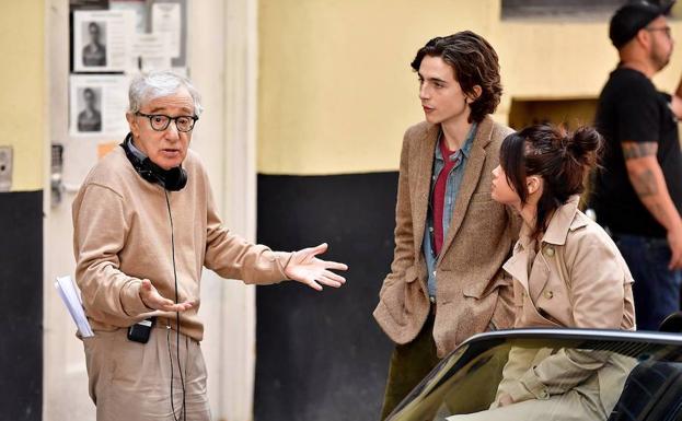 Woody Allen da instrucciones a Timothée Chalamet y Selena Gomez en el rodaje de 'Día de lluvia en Nueva York'.