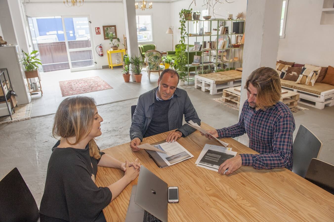 Se trata de un espacio a caballo entre una galería, un taller de formación creativa y un lugar de crecimiento artístico y reunión.