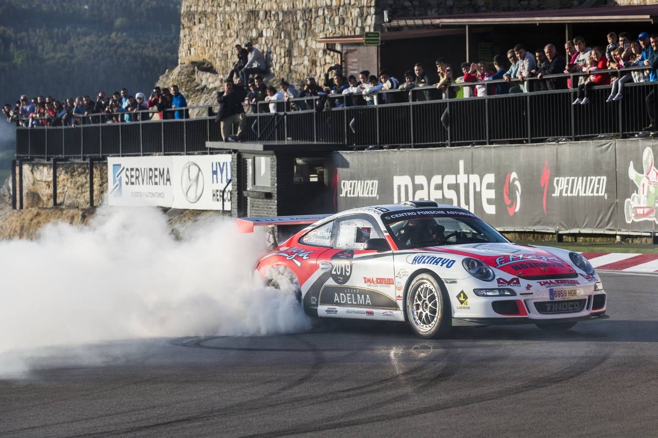 Marcos Diego, organizador de la prueba, deleitó a los aficionados con su Porsche.