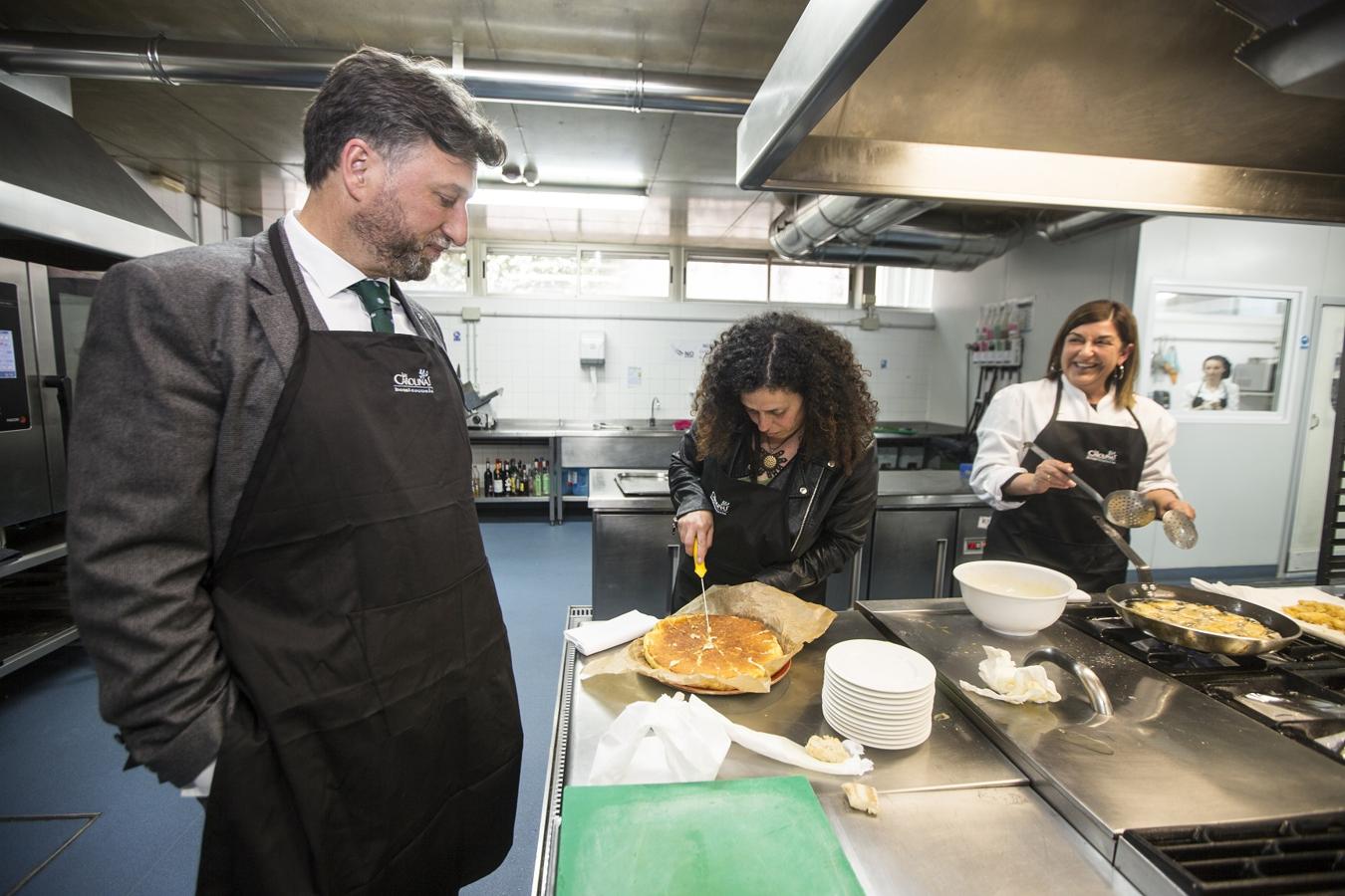 Cristóbal Palacio observa a Mónica Rodero y María José Sáenz de Buruaga preparar su platos.