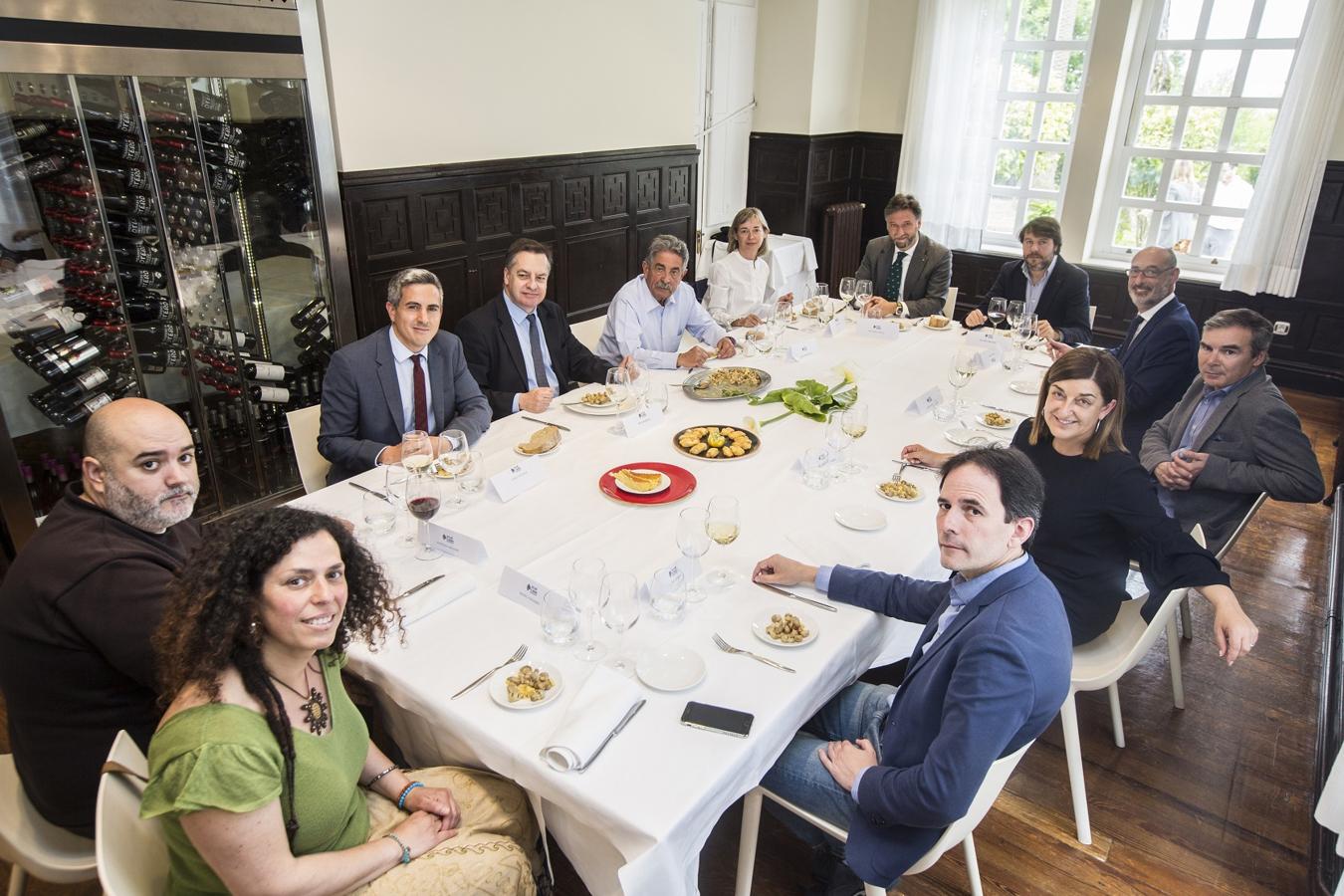 Hora de probar los platos (de izquierda a derecha): Gonzalo Sellers, Pablo Zuloaga, Íñigo Noriega, Miguel Ángel Revilla, Teresa Cobo, Cristóbal Palacio, Alvaro Machín, Félix Álvarez, Alberto Santamaría, María José Sáenz de Buruaga, Mario Cerro y Mónica Rodero.