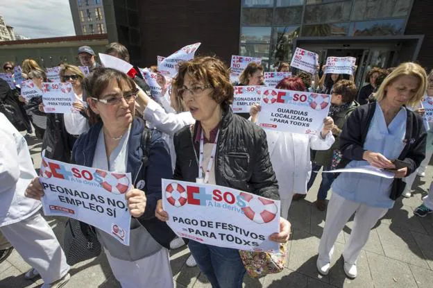 Concentración de trabajadores de Valdecilla, convocada por CC OO y UGT, ayer a la entrada del edificio 2 de Noviembre