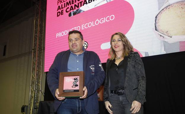 Alicia Santander y José Ángel Sainz Santander, junto con una trabajadora de la empresa.