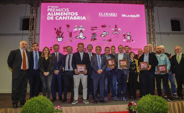 Los profesionales galardonados posan con sus premios al final de la gala, acompañados por autoridades, organizadores y patrocinadores del certamen.