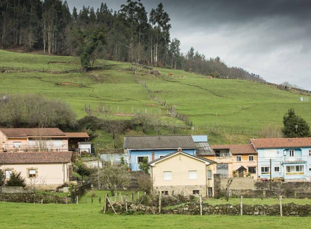 La ladera sobre el barrio del Calero muestra una gran pancarta que pide ayuda para los vecinos.