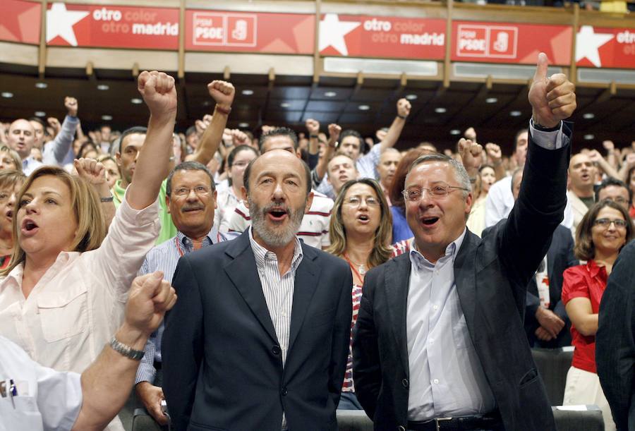 El exvicesecretario general del Partido Socialista (PSOE), José Blanco (d), y Alfredo Pérez Rubalcaba, gritan unánimemente durante el acto de clausura del XI Congreso del Partido Socialista de Madrid (PSM).