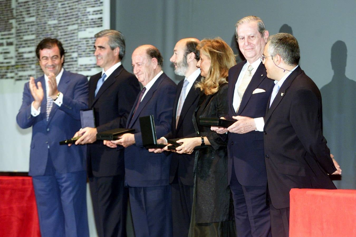 Acto conmemorativo del Centenario de El Diario Montañés 1902-2002, celebrado en el Palacio de Festivales. En la imagen, de izq. a dcha., el ministro de Fomento Francisco Alvarez Cascos; el presidente regional, José Joaquín Martínez Sieso; Eduardo Carriles Galarraga, ministro de Hacienda (1976-1977); Alfredo Pérez Rubalcaba, ministro de Educación y Ciencia (1992-1993) y de la Presidencia (1993-1996); Isabel Tocino, ministra de Medio Ambiente (1996 y 2000), y Alfonso Osorio, ministro de la Presidencia (1975-1977) y vicepresidente del Gobierno (1976-1977) y el subdirector de El Diario Montañés, José Emilio Pelayo.