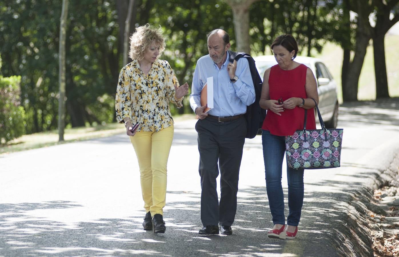 En la UIMP, en 2016. Rubalcaba, en el centro, escucha atentamente a Eva Díaz Tezanos (izquierda) en compañía de Dolores Gorostiaga.