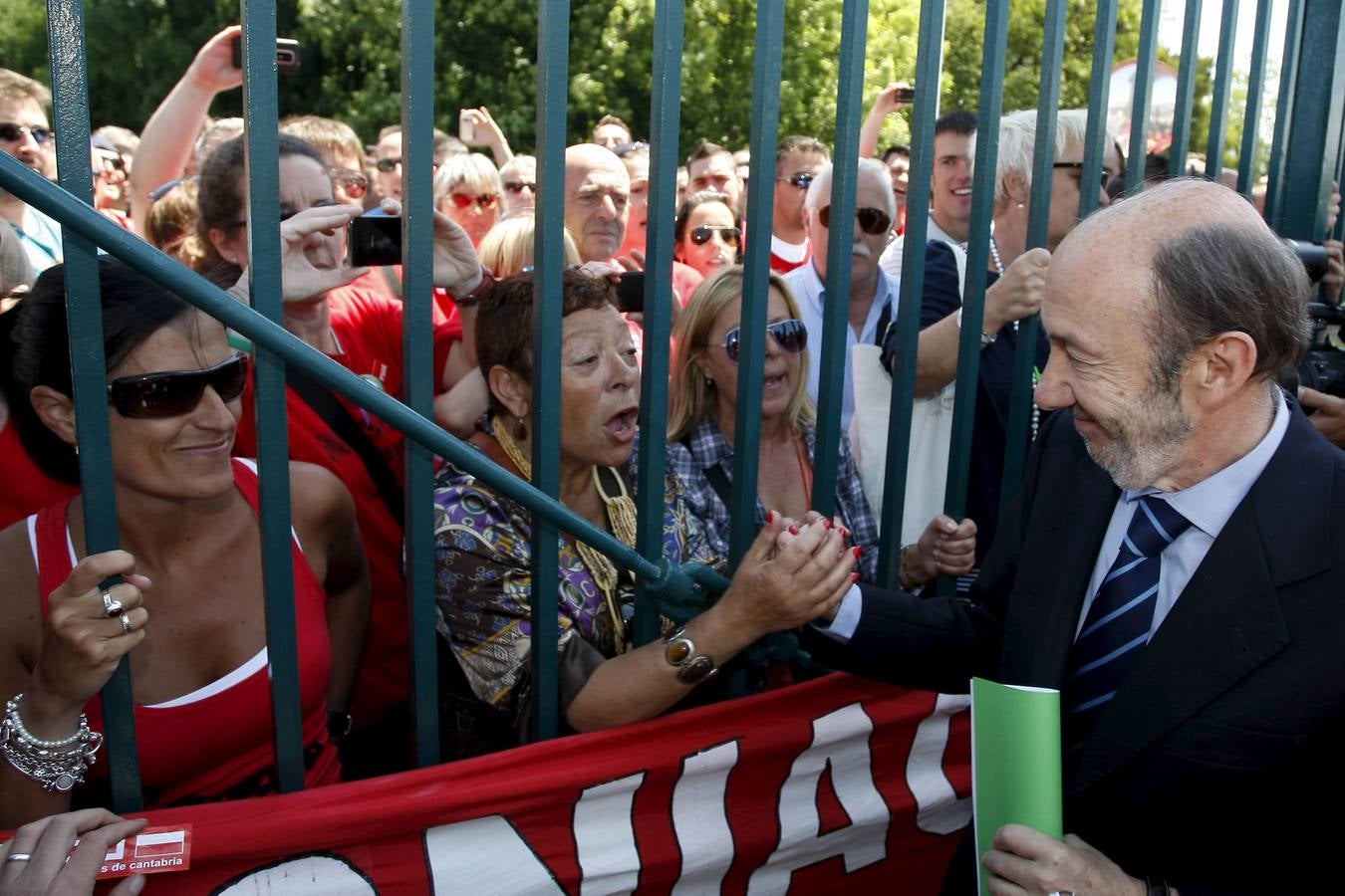 Visita a Sniace. Alfredo Pérez Rubalcaba saluda a los trabajadores concentrados a la entrada principal de la fábrica.