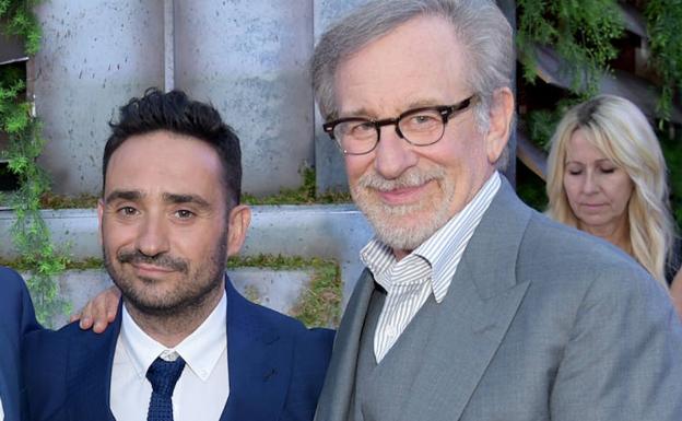 Imagen principal - Juan Antonio Bayona con Steven Spielberg, productor de 'Jurassic World: El reino caído', junto a Sigourney Weaver, protagonista de 'Un monstruo viene a verme', y con el Goya al mejor director por este último filme.