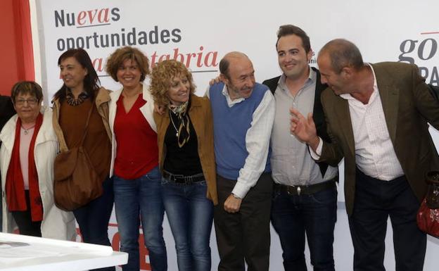 Rubalcaba acompaña a los integrantes de la lista municipal del PSOE en Medio Cudeyo –filas en las que siempre ha militado– en la presentación de la campaña electoral a las municipales de mayo de 2015.