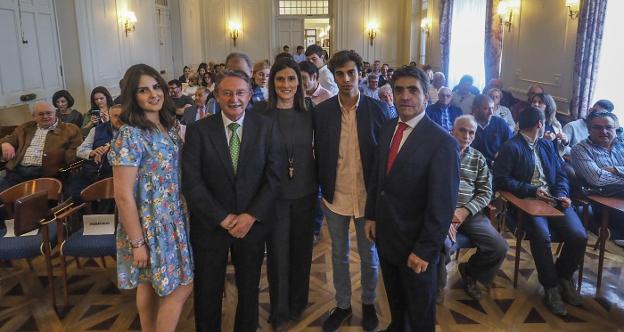 En la foto, Licinia Muñiz, Constantino Álvarez, Gema Igual, el torero Alejandro Marcos y Victorino Martín.