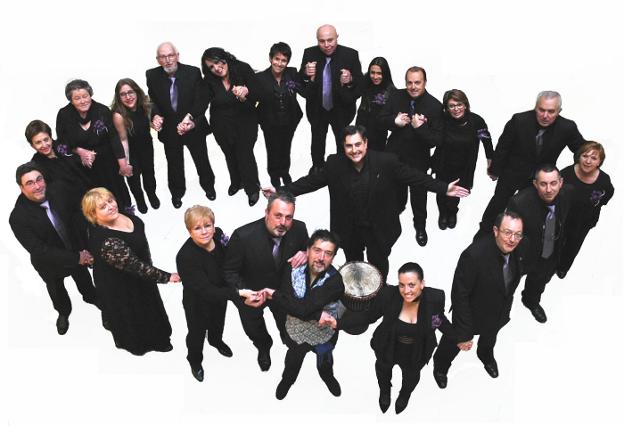 Los miembros de Basauri Koral Elkartea que cantan hoy en la iglesia de Santa María. 