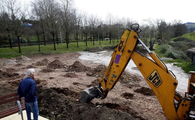 Un vecino observa el inicio de las obras del parque de Miravalles. :