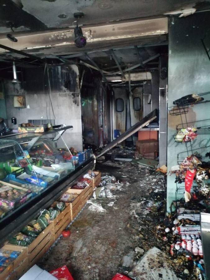 Un incendio ocurrido a la una de la madrugada ha ocasionado importantes daños en la carnicería Sito, situada frente a la gasolinera de Barreda (Torrelavega)