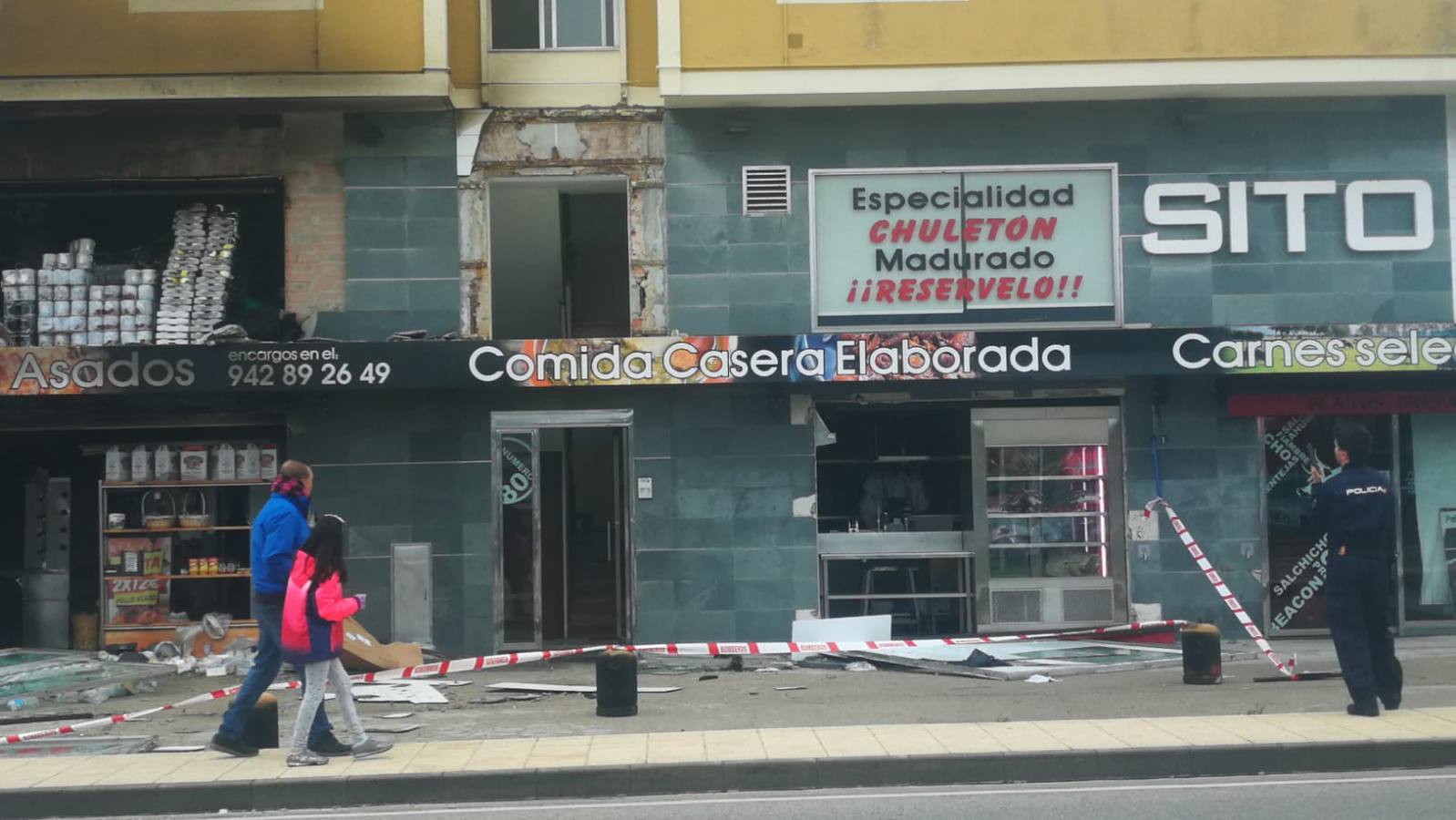 Un incendio ocurrido a la una de la madrugada ha ocasionado importantes daños en la carnicería Sito, situada frente a la gasolinera de Barreda (Torrelavega)