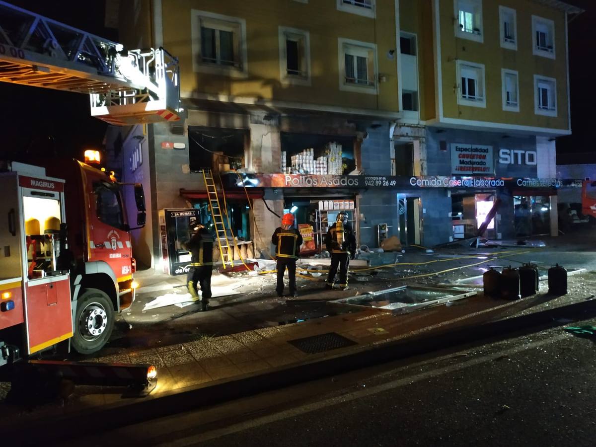 Un incendio ocurrido a la una de la madrugada ha ocasionado importantes daños en la carnicería Sito, situada frente a la gasolinera de Barreda (Torrelavega)