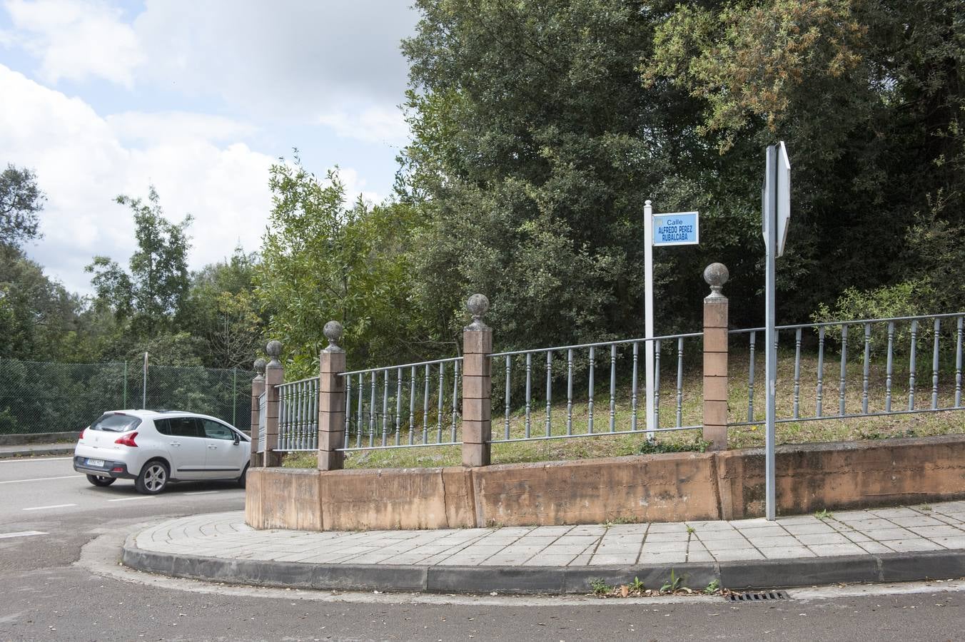 Banderas a media asta y tres días de luto oficial en honor de Alfredo Pérez Rubalcaba, ilustre vecino de Medio Cudeyo, donde una calle lleva su nombre y el Ayuntamiento busca otras actuaciones para honrar su memoria