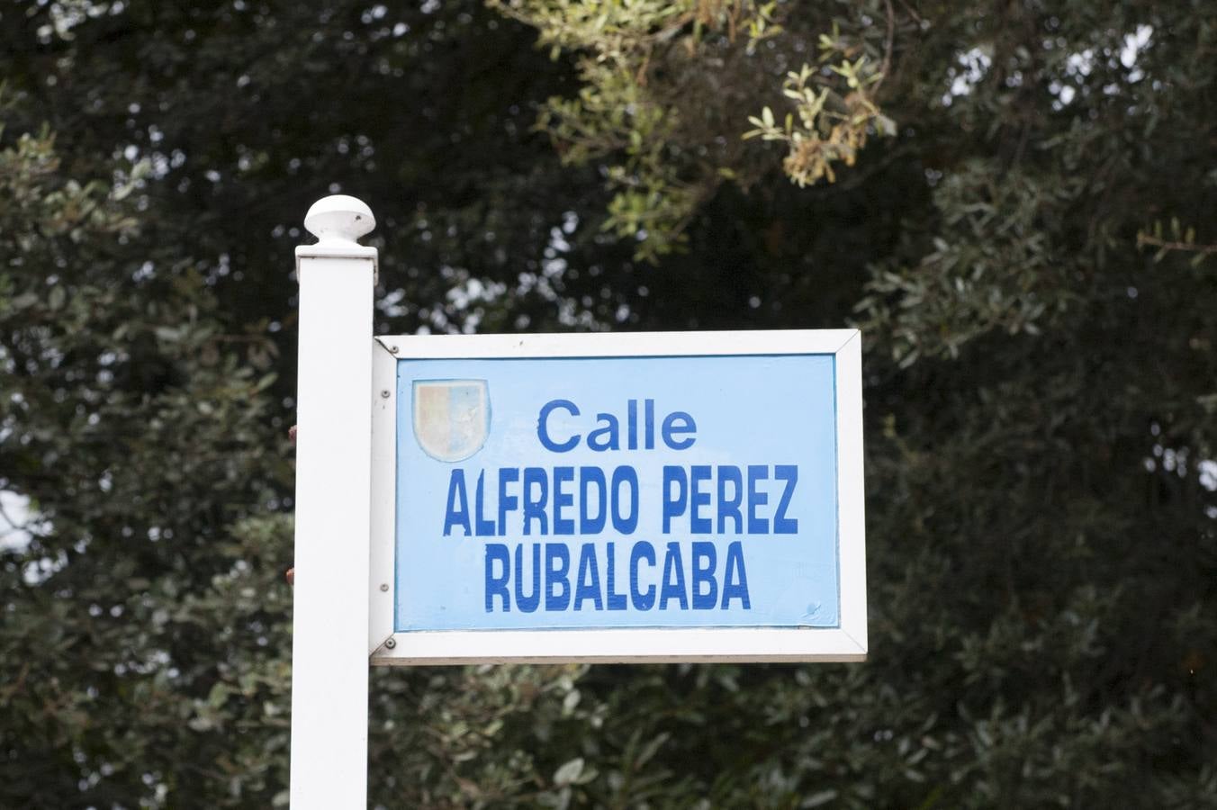 Banderas a media asta y tres días de luto oficial en honor de Alfredo Pérez Rubalcaba, ilustre vecino de Medio Cudeyo, donde una calle lleva su nombre y el Ayuntamiento busca otras actuaciones para honrar su memoria