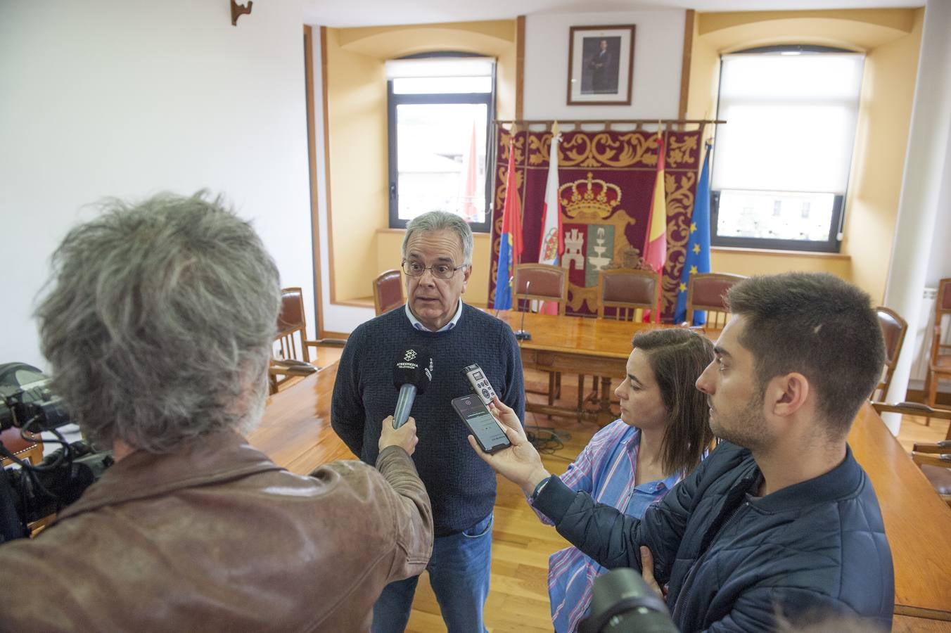 Banderas a media asta y tres días de luto oficial en honor de Alfredo Pérez Rubalcaba, ilustre vecino de Medio Cudeyo, donde una calle lleva su nombre y el Ayuntamiento busca otras actuaciones para honrar su memoria