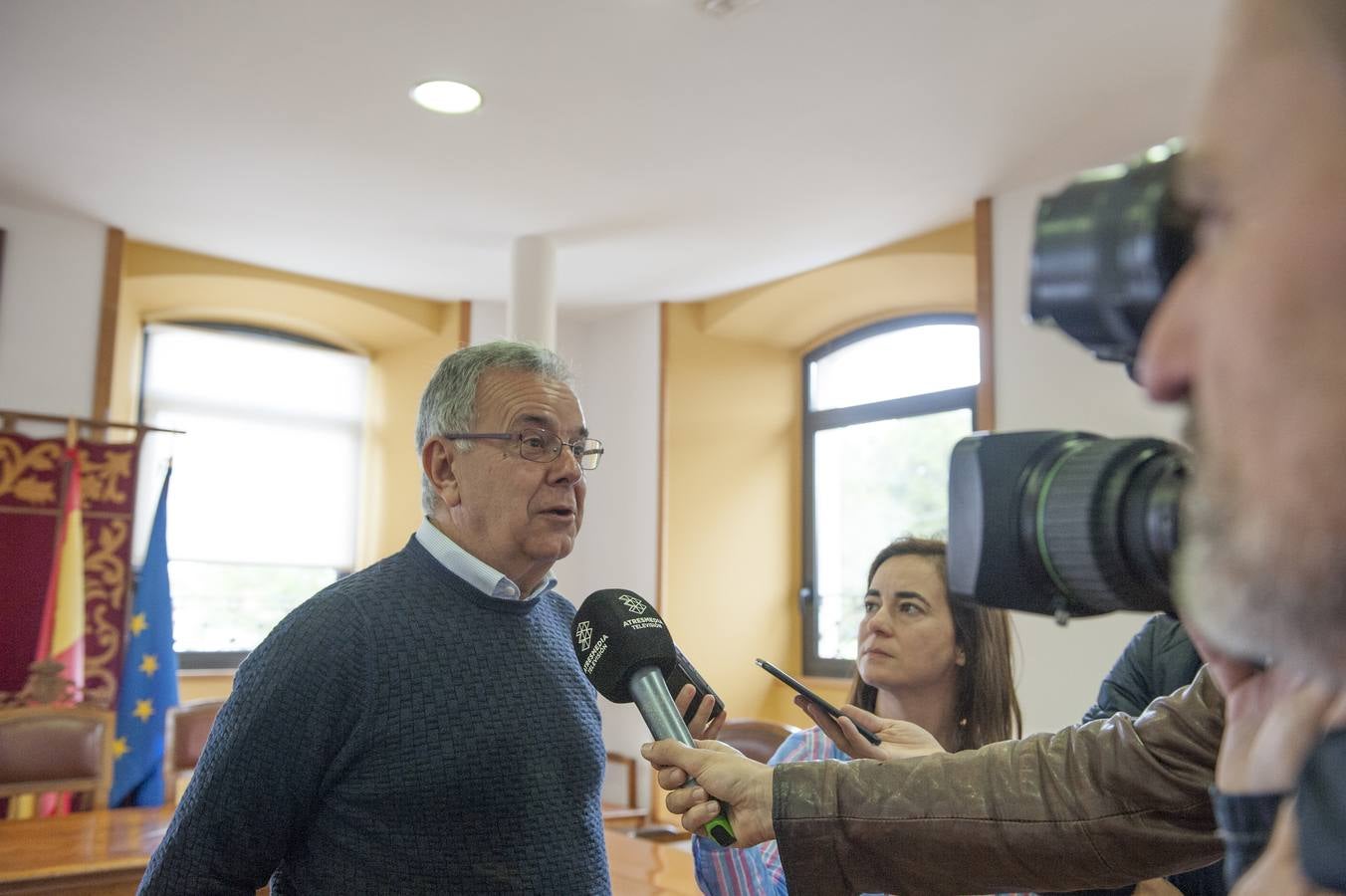 Banderas a media asta y tres días de luto oficial en honor de Alfredo Pérez Rubalcaba, ilustre vecino de Medio Cudeyo, donde una calle lleva su nombre y el Ayuntamiento busca otras actuaciones para honrar su memoria