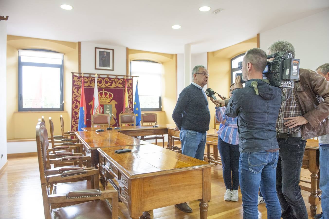 Banderas a media asta y tres días de luto oficial en honor de Alfredo Pérez Rubalcaba, ilustre vecino de Medio Cudeyo, donde una calle lleva su nombre y el Ayuntamiento busca otras actuaciones para honrar su memoria