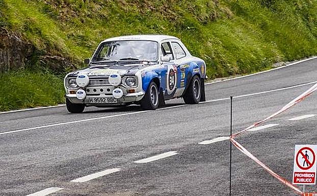 Raúl López, con su Ford Escort, pasa por uno de los tramos de ayer en el Rally Festival Trasmiera.