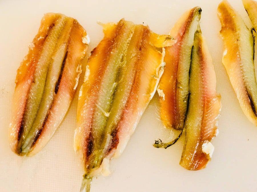 ANCHOAS DEL CANTÁBRICO. 1-Lavar y limpiar las anchoas. Quitar la espina con mucho cuidado. La anchoa tiene que estar entera. 