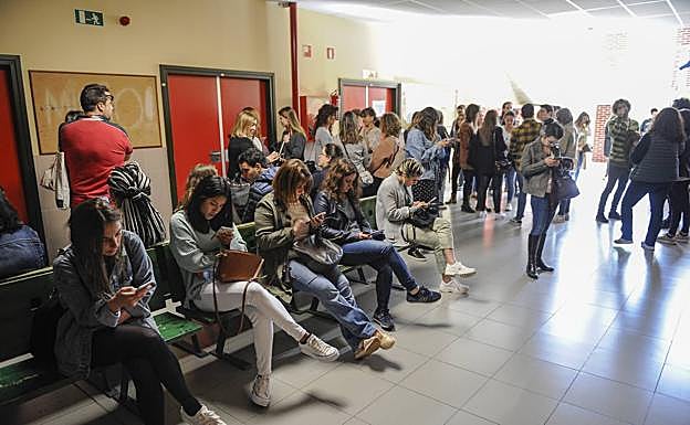 Imagen principal - A cuatro enfermeras por plaza