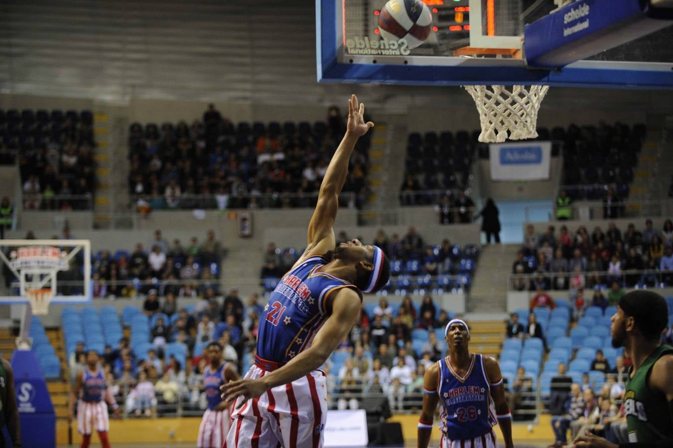 Los Harlem Globetrotters, un equipo que nació allá por 1926 en Illinois llegó este ounes a Santander, dentro de su gira 'Fan Powered World Tour', con un show dedicado a sus seguidores y que ha combinado buen basket, malabares, humor y sobre todo ha tenido al público como protagonista. Este lunes los míticos Globetrotters han estado en el Palacio de los Deportes, donde han sido recibidos por la alcaldesa santanderina, Gema Igual y por cientos de entregados seguidores, que han disfrutado de su espectáculo y de su partido ante los Washington Generals, a los que, como es habitual, han ganado 