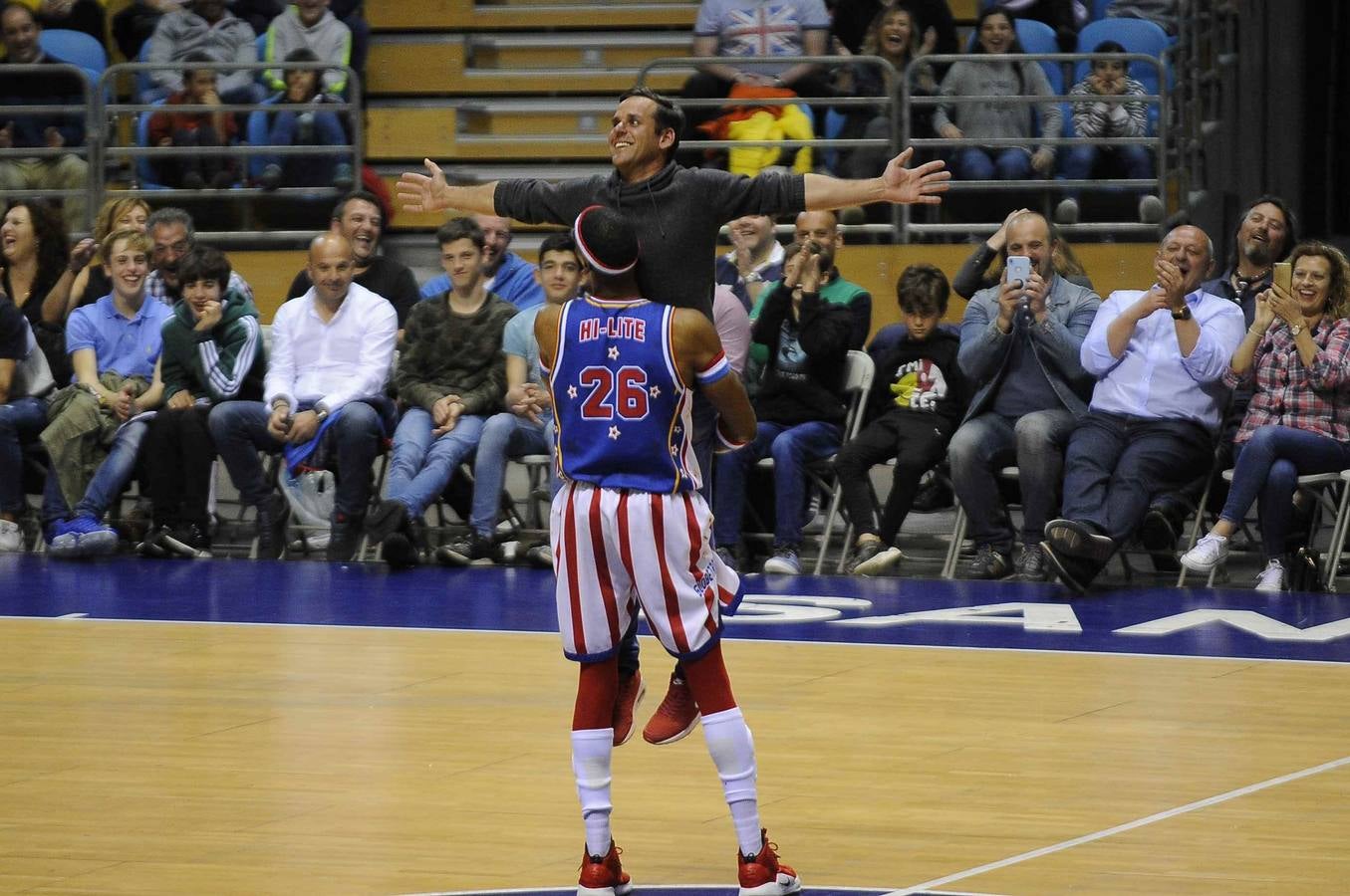 Los Harlem Globetrotters, un equipo que nació allá por 1926 en Illinois llegó este ounes a Santander, dentro de su gira 'Fan Powered World Tour', con un show dedicado a sus seguidores y que ha combinado buen basket, malabares, humor y sobre todo ha tenido al público como protagonista. Este lunes los míticos Globetrotters han estado en el Palacio de los Deportes, donde han sido recibidos por la alcaldesa santanderina, Gema Igual y por cientos de entregados seguidores, que han disfrutado de su espectáculo y de su partido ante los Washington Generals, a los que, como es habitual, han ganado 