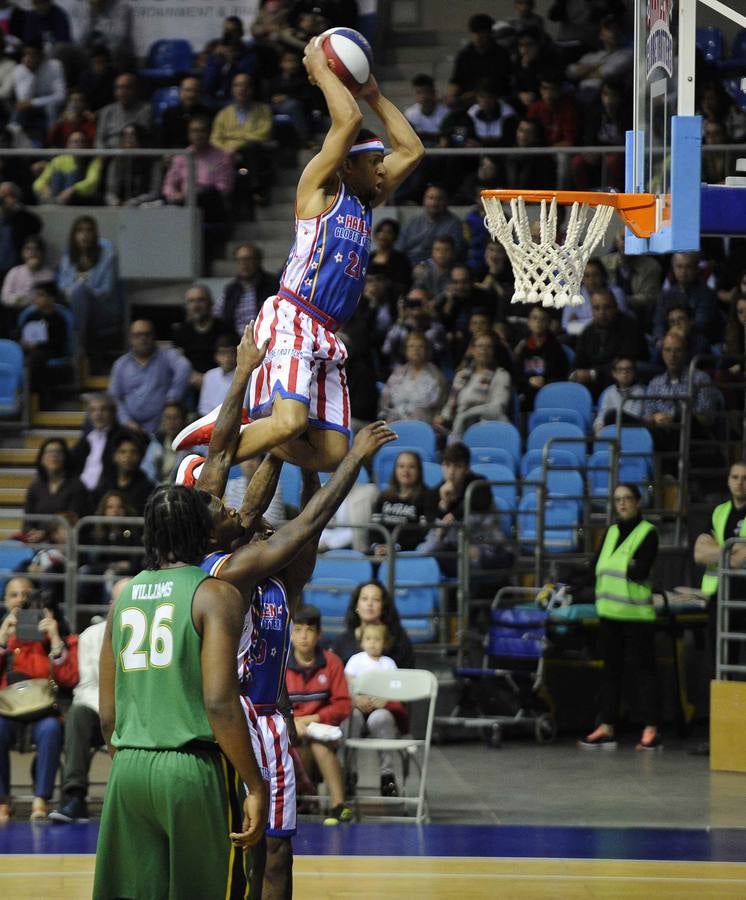 Los Harlem Globetrotters, un equipo que nació allá por 1926 en Illinois llegó este ounes a Santander, dentro de su gira 'Fan Powered World Tour', con un show dedicado a sus seguidores y que ha combinado buen basket, malabares, humor y sobre todo ha tenido al público como protagonista. Este lunes los míticos Globetrotters han estado en el Palacio de los Deportes, donde han sido recibidos por la alcaldesa santanderina, Gema Igual y por cientos de entregados seguidores, que han disfrutado de su espectáculo y de su partido ante los Washington Generals, a los que, como es habitual, han ganado 