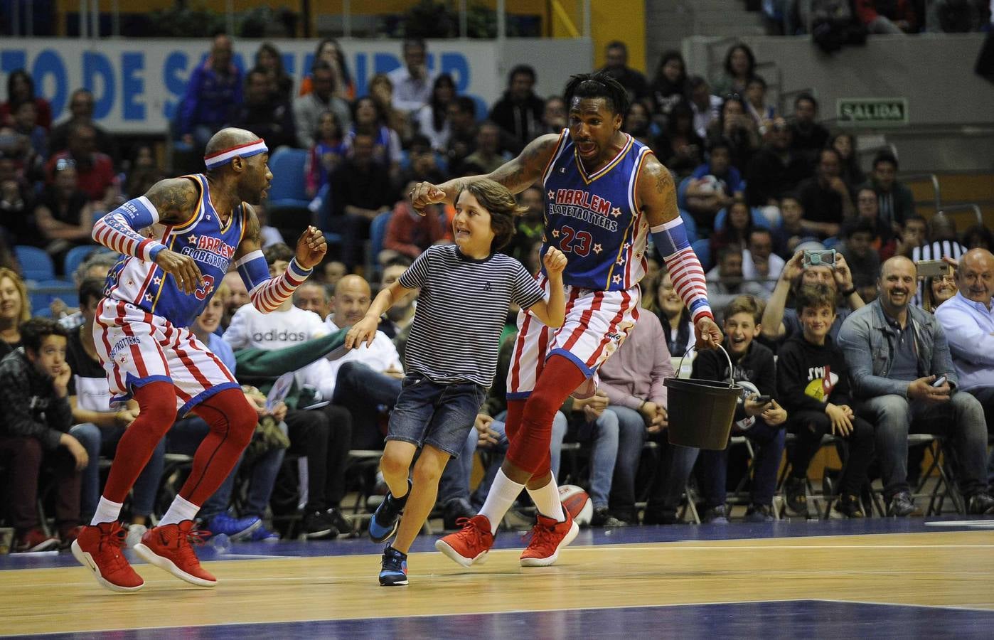 Los Harlem Globetrotters, un equipo que nació allá por 1926 en Illinois llegó este ounes a Santander, dentro de su gira 'Fan Powered World Tour', con un show dedicado a sus seguidores y que ha combinado buen basket, malabares, humor y sobre todo ha tenido al público como protagonista. Este lunes los míticos Globetrotters han estado en el Palacio de los Deportes, donde han sido recibidos por la alcaldesa santanderina, Gema Igual y por cientos de entregados seguidores, que han disfrutado de su espectáculo y de su partido ante los Washington Generals, a los que, como es habitual, han ganado 