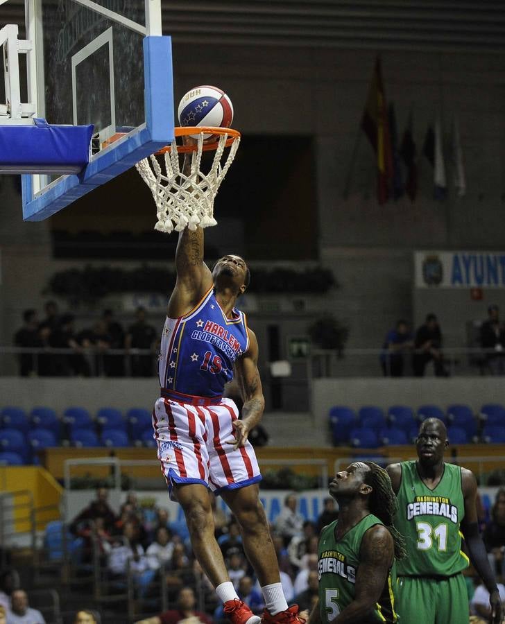 Los Harlem Globetrotters, un equipo que nació allá por 1926 en Illinois llegó este ounes a Santander, dentro de su gira 'Fan Powered World Tour', con un show dedicado a sus seguidores y que ha combinado buen basket, malabares, humor y sobre todo ha tenido al público como protagonista. Este lunes los míticos Globetrotters han estado en el Palacio de los Deportes, donde han sido recibidos por la alcaldesa santanderina, Gema Igual y por cientos de entregados seguidores, que han disfrutado de su espectáculo y de su partido ante los Washington Generals, a los que, como es habitual, han ganado 